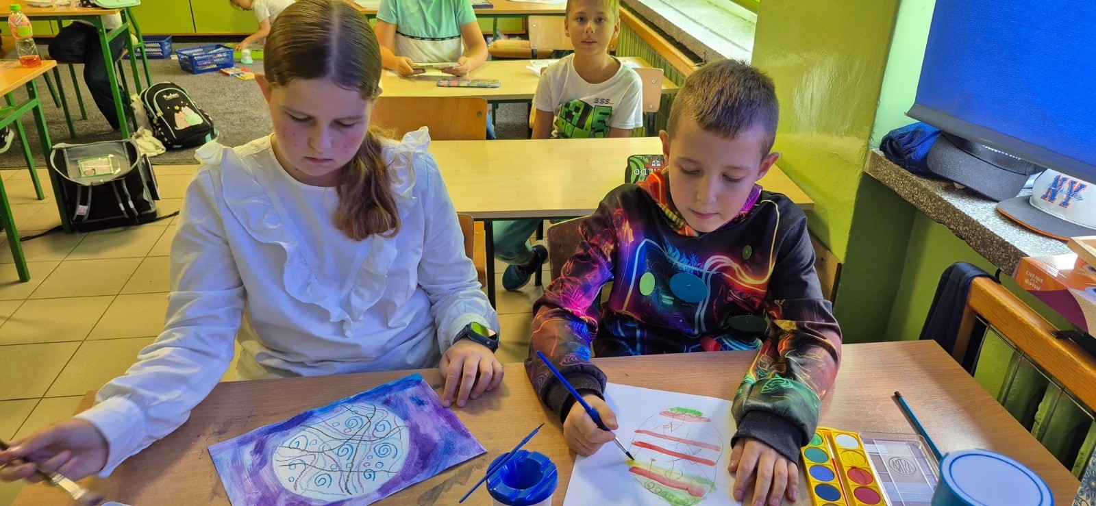 Przygoda Vashti – dziewczynki, która dzięki jednej kropce odnalazła w sobie odwagę i odkryła talent – stała się dziś inspiracją dla uczniów klas 1–3. Z okazji Międzynarodowego Dnia Kropki dzieci wysłuchały jej historii, a następnie wzięły udział w twórczych działaniach plastycznych. To był czas pełen kreatywności, zabawy i odkrywania własnych możliwości. Dzień upłynął w atmosferze radości, kolorów i wiary w to, że każdy z nas potrafi stworzyć coś wyjątkowego.