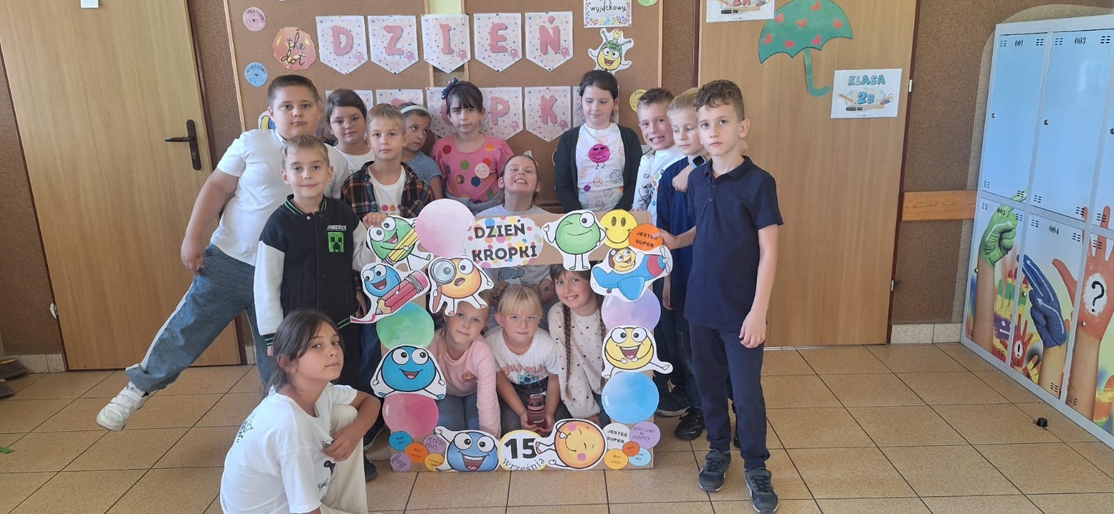 Przygoda Vashti – dziewczynki, która dzięki jednej kropce odnalazła w sobie odwagę i odkryła talent – stała się dziś inspiracją dla uczniów klas 1–3. Z okazji Międzynarodowego Dnia Kropki dzieci wysłuchały jej historii, a następnie wzięły udział w twórczych działaniach plastycznych. To był czas pełen kreatywności, zabawy i odkrywania własnych możliwości. Dzień upłynął w atmosferze radości, kolorów i wiary w to, że każdy z nas potrafi stworzyć coś wyjątkowego.