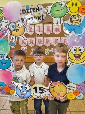 Przygoda Vashti – dziewczynki, która dzięki jednej kropce odnalazła w sobie odwagę i odkryła talent – stała się dziś inspiracją dla uczniów klas 1–3. Z okazji Międzynarodowego Dnia Kropki dzieci wysłuchały jej historii, a następnie wzięły udział w twórczych działaniach plastycznych. To był czas pełen kreatywności, zabawy i odkrywania własnych możliwości. Dzień upłynął w atmosferze radości, kolorów i wiary w to, że każdy z nas potrafi stworzyć coś wyjątkowego.