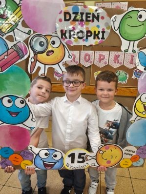Przygoda Vashti – dziewczynki, która dzięki jednej kropce odnalazła w sobie odwagę i odkryła talent – stała się dziś inspiracją dla uczniów klas 1–3. Z okazji Międzynarodowego Dnia Kropki dzieci wysłuchały jej historii, a następnie wzięły udział w twórczych działaniach plastycznych. To był czas pełen kreatywności, zabawy i odkrywania własnych możliwości. Dzień upłynął w atmosferze radości, kolorów i wiary w to, że każdy z nas potrafi stworzyć coś wyjątkowego.