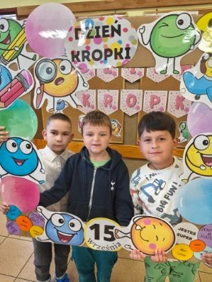 Przygoda Vashti – dziewczynki, która dzięki jednej kropce odnalazła w sobie odwagę i odkryła talent – stała się dziś inspiracją dla uczniów klas 1–3. Z okazji Międzynarodowego Dnia Kropki dzieci wysłuchały jej historii, a następnie wzięły udział w twórczych działaniach plastycznych. To był czas pełen kreatywności, zabawy i odkrywania własnych możliwości. Dzień upłynął w atmosferze radości, kolorów i wiary w to, że każdy z nas potrafi stworzyć coś wyjątkowego.