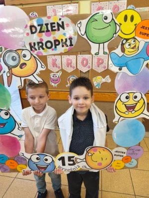 Przygoda Vashti – dziewczynki, która dzięki jednej kropce odnalazła w sobie odwagę i odkryła talent – stała się dziś inspiracją dla uczniów klas 1–3. Z okazji Międzynarodowego Dnia Kropki dzieci wysłuchały jej historii, a następnie wzięły udział w twórczych działaniach plastycznych. To był czas pełen kreatywności, zabawy i odkrywania własnych możliwości. Dzień upłynął w atmosferze radości, kolorów i wiary w to, że każdy z nas potrafi stworzyć coś wyjątkowego.