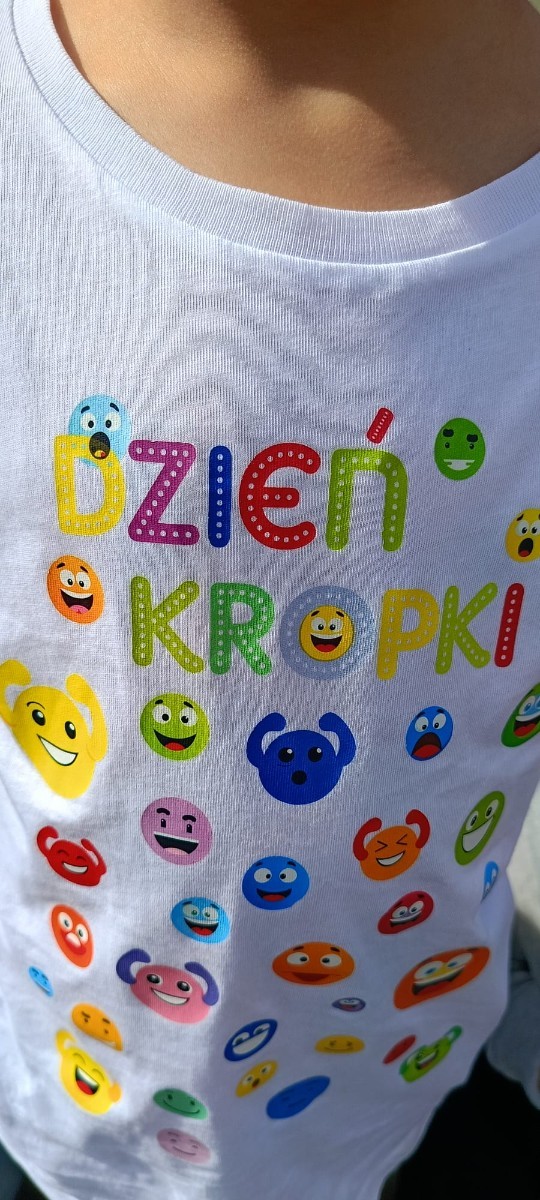 Przygoda Vashti – dziewczynki, która dzięki jednej kropce odnalazła w sobie odwagę i odkryła talent – stała się dziś inspiracją dla uczniów klas 1–3. Z okazji Międzynarodowego Dnia Kropki dzieci wysłuchały jej historii, a następnie wzięły udział w twórczych działaniach plastycznych. To był czas pełen kreatywności, zabawy i odkrywania własnych możliwości. Dzień upłynął w atmosferze radości, kolorów i wiary w to, że każdy z nas potrafi stworzyć coś wyjątkowego.