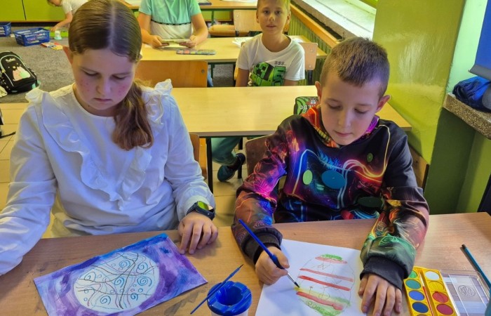 Przygoda Vashti – dziewczynki, która dzięki jednej kropce odnalazła w sobie odwagę i odkryła talent – stała się dziś inspiracją dla uczniów klas 1–3. Z okazji Międzynarodowego Dnia Kropki dzieci wysłuchały jej historii, a następnie wzięły udział w twórczych działaniach plastycznych. To był czas pełen kreatywności, zabawy i odkrywania własnych możliwości. Dzień upłynął w atmosferze radości, kolorów i wiary w to, że każdy z nas potrafi stworzyć coś wyjątkowego.