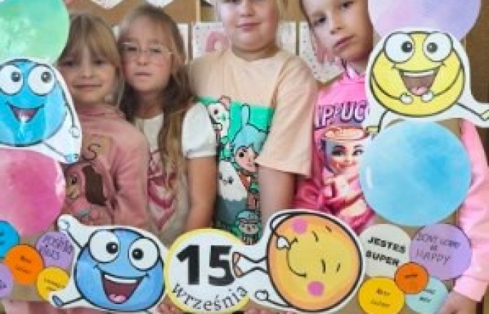 Przygoda Vashti – dziewczynki, która dzięki jednej kropce odnalazła w sobie odwagę i odkryła talent – stała się dziś inspiracją dla uczniów klas 1–3. Z okazji Międzynarodowego Dnia Kropki dzieci wysłuchały jej historii, a następnie wzięły udział w twórczych działaniach plastycznych. To był czas pełen kreatywności, zabawy i odkrywania własnych możliwości. Dzień upłynął w atmosferze radości, kolorów i wiary w to, że każdy z nas potrafi stworzyć coś wyjątkowego.