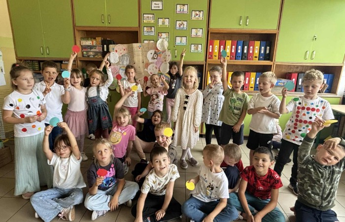 Przygoda Vashti – dziewczynki, która dzięki jednej kropce odnalazła w sobie odwagę i odkryła talent – stała się dziś inspiracją dla uczniów klas 1–3. Z okazji Międzynarodowego Dnia Kropki dzieci wysłuchały jej historii, a następnie wzięły udział w twórczych działaniach plastycznych. To był czas pełen kreatywności, zabawy i odkrywania własnych możliwości. Dzień upłynął w atmosferze radości, kolorów i wiary w to, że każdy z nas potrafi stworzyć coś wyjątkowego.