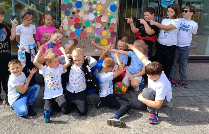 Przygoda Vashti – dziewczynki, która dzięki jednej kropce odnalazła w sobie odwagę i odkryła talent – stała się dziś inspiracją dla uczniów klas 1–3. Z okazji Międzynarodowego Dnia Kropki dzieci wysłuchały jej historii, a następnie wzięły udział w twórczych działaniach plastycznych. To był czas pełen kreatywności, zabawy i odkrywania własnych możliwości. Dzień upłynął w atmosferze radości, kolorów i wiary w to, że każdy z nas potrafi stworzyć coś wyjątkowego.