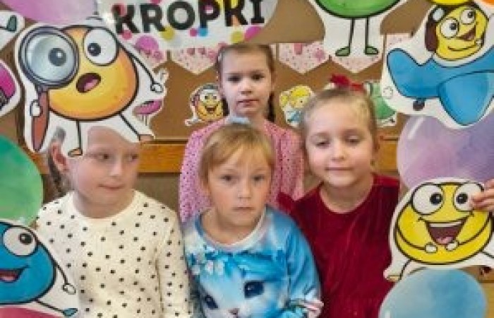 Przygoda Vashti – dziewczynki, która dzięki jednej kropce odnalazła w sobie odwagę i odkryła talent – stała się dziś inspiracją dla uczniów klas 1–3. Z okazji Międzynarodowego Dnia Kropki dzieci wysłuchały jej historii, a następnie wzięły udział w twórczych działaniach plastycznych. To był czas pełen kreatywności, zabawy i odkrywania własnych możliwości. Dzień upłynął w atmosferze radości, kolorów i wiary w to, że każdy z nas potrafi stworzyć coś wyjątkowego.