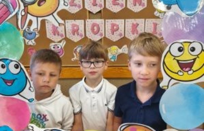 Przygoda Vashti – dziewczynki, która dzięki jednej kropce odnalazła w sobie odwagę i odkryła talent – stała się dziś inspiracją dla uczniów klas 1–3. Z okazji Międzynarodowego Dnia Kropki dzieci wysłuchały jej historii, a następnie wzięły udział w twórczych działaniach plastycznych. To był czas pełen kreatywności, zabawy i odkrywania własnych możliwości. Dzień upłynął w atmosferze radości, kolorów i wiary w to, że każdy z nas potrafi stworzyć coś wyjątkowego.