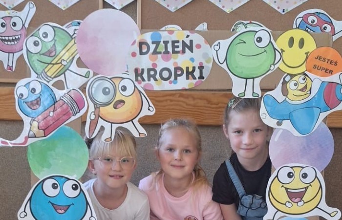 Przygoda Vashti – dziewczynki, która dzięki jednej kropce odnalazła w sobie odwagę i odkryła talent – stała się dziś inspiracją dla uczniów klas 1–3. Z okazji Międzynarodowego Dnia Kropki dzieci wysłuchały jej historii, a następnie wzięły udział w twórczych działaniach plastycznych. To był czas pełen kreatywności, zabawy i odkrywania własnych możliwości. Dzień upłynął w atmosferze radości, kolorów i wiary w to, że każdy z nas potrafi stworzyć coś wyjątkowego.