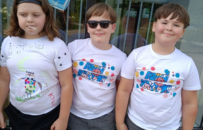 Przygoda Vashti – dziewczynki, która dzięki jednej kropce odnalazła w sobie odwagę i odkryła talent – stała się dziś inspiracją dla uczniów klas 1–3. Z okazji Międzynarodowego Dnia Kropki dzieci wysłuchały jej historii, a następnie wzięły udział w twórczych działaniach plastycznych. To był czas pełen kreatywności, zabawy i odkrywania własnych możliwości. Dzień upłynął w atmosferze radości, kolorów i wiary w to, że każdy z nas potrafi stworzyć coś wyjątkowego.