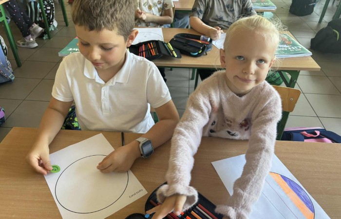 Przygoda Vashti – dziewczynki, która dzięki jednej kropce odnalazła w sobie odwagę i odkryła talent – stała się dziś inspiracją dla uczniów klas 1–3. Z okazji Międzynarodowego Dnia Kropki dzieci wysłuchały jej historii, a następnie wzięły udział w twórczych działaniach plastycznych. To był czas pełen kreatywności, zabawy i odkrywania własnych możliwości. Dzień upłynął w atmosferze radości, kolorów i wiary w to, że każdy z nas potrafi stworzyć coś wyjątkowego.