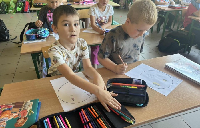 Przygoda Vashti – dziewczynki, która dzięki jednej kropce odnalazła w sobie odwagę i odkryła talent – stała się dziś inspiracją dla uczniów klas 1–3. Z okazji Międzynarodowego Dnia Kropki dzieci wysłuchały jej historii, a następnie wzięły udział w twórczych działaniach plastycznych. To był czas pełen kreatywności, zabawy i odkrywania własnych możliwości. Dzień upłynął w atmosferze radości, kolorów i wiary w to, że każdy z nas potrafi stworzyć coś wyjątkowego.