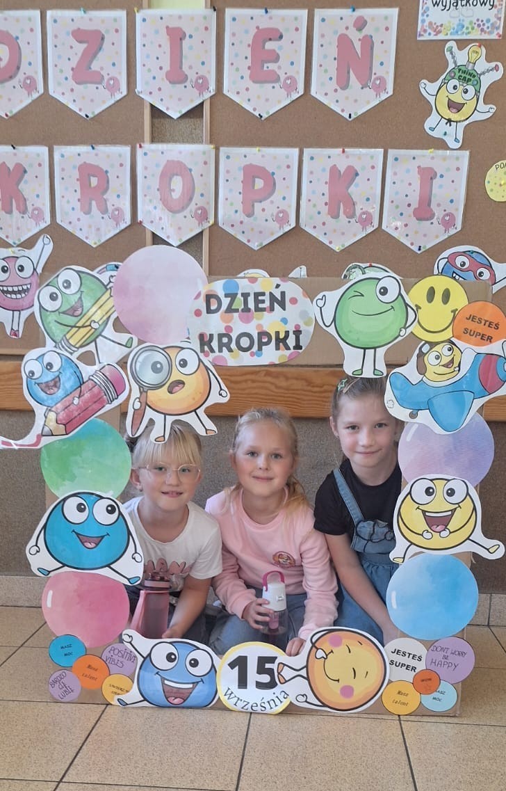 Przygoda Vashti – dziewczynki, która dzięki jednej kropce odnalazła w sobie odwagę i odkryła talent – stała się dziś inspiracją dla uczniów klas 1–3. Z okazji Międzynarodowego Dnia Kropki dzieci wysłuchały jej historii, a następnie wzięły udział w twórczych działaniach plastycznych. To był czas pełen kreatywności, zabawy i odkrywania własnych możliwości. Dzień upłynął w atmosferze radości, kolorów i wiary w to, że każdy z nas potrafi stworzyć coś wyjątkowego.