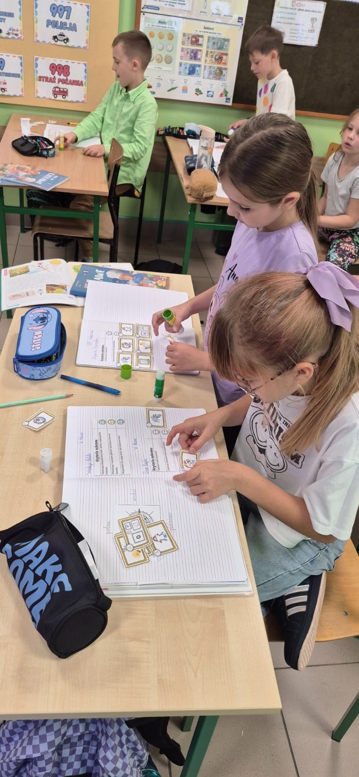 Przygoda Vashti – dziewczynki, która dzięki jednej kropce odnalazła w sobie odwagę i odkryła talent – stała się dziś inspiracją dla uczniów klas 1–3. Z okazji Międzynarodowego Dnia Kropki dzieci wysłuchały jej historii, a następnie wzięły udział w twórczych działaniach plastycznych. To był czas pełen kreatywności, zabawy i odkrywania własnych możliwości. Dzień upłynął w atmosferze radości, kolorów i wiary w to, że każdy z nas potrafi stworzyć coś wyjątkowego.