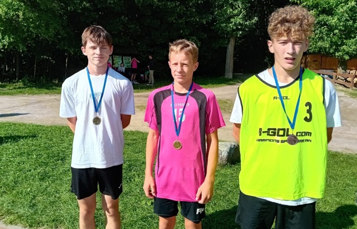 Biegi odbyły się 15 września  w Parku Ekologicznym w Pasłęku, w których udział wzięli uczniowie klas II-VIII. Dziewczęta i chłopcy rywalizowali w indywidualnych biegach przełajowych. Trasa była wymagająca, chwilami trudna, zmienna nawierzchnia, pagórki, typowe warunki jesienne.  Wszystko to sprawiło, że medale, zarówno te złote jak i srebrne czy brązowe są wyjątkowe. W jesiennych biegach przełajowych uczniowie i uczennice naszej szkoły pokazali się z najlepszej strony, zdobyli aż 6 medali, co jest znakomitym wynikiem. 