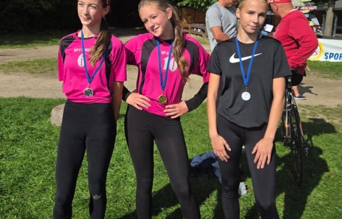 Biegi odbyły się 15 września  w Parku Ekologicznym w Pasłęku, w których udział wzięli uczniowie klas II-VIII. Dziewczęta i chłopcy rywalizowali w indywidualnych biegach przełajowych. Trasa była wymagająca, chwilami trudna, zmienna nawierzchnia, pagórki, typowe warunki jesienne.  Wszystko to sprawiło, że medale, zarówno te złote jak i srebrne czy brązowe są wyjątkowe. W jesiennych biegach przełajowych uczniowie i uczennice naszej szkoły pokazali się z najlepszej strony, zdobyli aż 6 medali, co jest znakomitym wynikiem. 