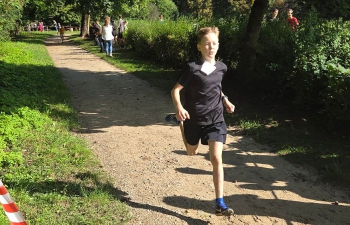 Biegi odbyły się 15 września  w Parku Ekologicznym w Pasłęku, w których udział wzięli uczniowie klas II-VIII. Dziewczęta i chłopcy rywalizowali w indywidualnych biegach przełajowych. Trasa była wymagająca, chwilami trudna, zmienna nawierzchnia, pagórki, typowe warunki jesienne.  Wszystko to sprawiło, że medale, zarówno te złote jak i srebrne czy brązowe są wyjątkowe. W jesiennych biegach przełajowych uczniowie i uczennice naszej szkoły pokazali się z najlepszej strony, zdobyli aż 6 medali, co jest znakomitym wynikiem. 