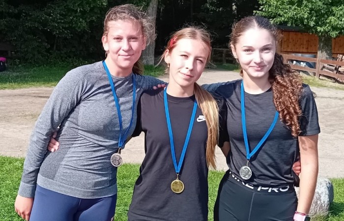 Biegi odbyły się 15 września  w Parku Ekologicznym w Pasłęku, w których udział wzięli uczniowie klas II-VIII. Dziewczęta i chłopcy rywalizowali w indywidualnych biegach przełajowych. Trasa była wymagająca, chwilami trudna, zmienna nawierzchnia, pagórki, typowe warunki jesienne.  Wszystko to sprawiło, że medale, zarówno te złote jak i srebrne czy brązowe są wyjątkowe. W jesiennych biegach przełajowych uczniowie i uczennice naszej szkoły pokazali się z najlepszej strony, zdobyli aż 6 medali, co jest znakomitym wynikiem. 