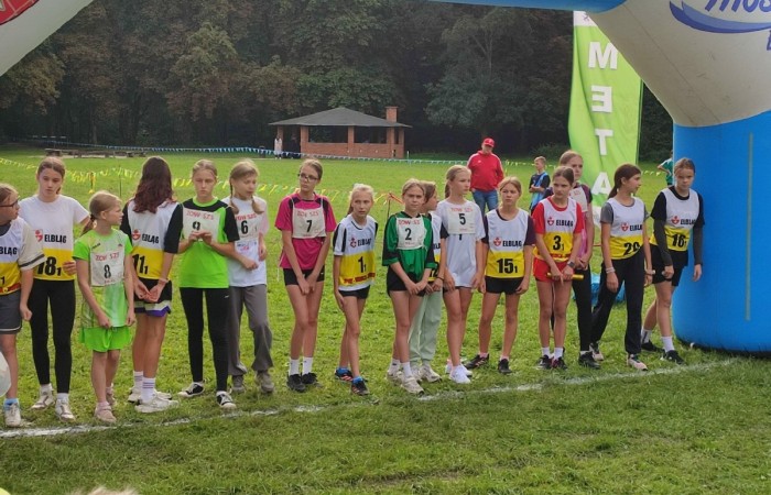   W Elbląskim Parku Miejskim Bażantarnia w czwartek 18 września odbyły się Mistrzostwa Powiatu Elbląskiego w Sztafetowych Biegach Przełajowych.
  Młodsza kategoria tj. klasy 4-6 biegała na dystansie 6x400m, natomiast starsza, klasy 7-8 dystans 6x800m.
  Znakomicie zaprezentowały się dziewczęta naszej szkoły, szczególnie starsza kategoria. 
 W stawce 17 szkół zarówno elbląskich, jak i szkół z powiatu elbląskiego nasze dziewczęta zajęły 1 miejsce z dużą przewagą nad drugą szkołą.
  Młodsza kategoria dziewcząt zameldowała się na mecie na 2 miejscu w stawce 7 szkół powiatu elbląskiego.
