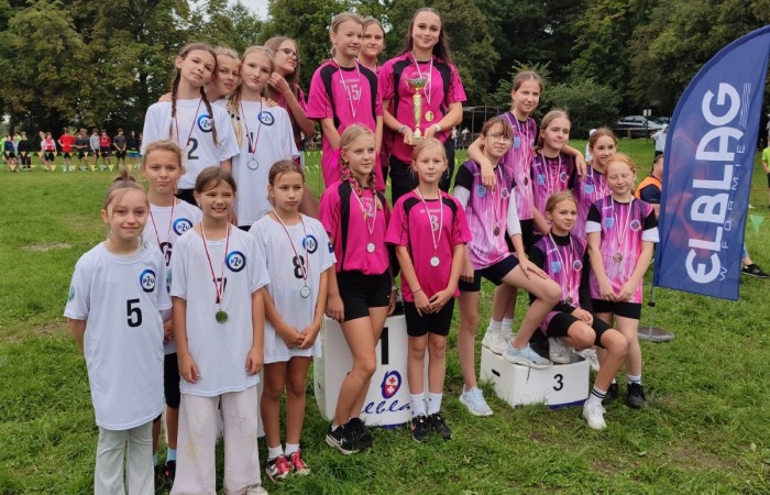   W Elbląskim Parku Miejskim Bażantarnia w czwartek 18 września odbyły się Mistrzostwa Powiatu Elbląskiego w Sztafetowych Biegach Przełajowych.
  Młodsza kategoria tj. klasy 4-6 biegała na dystansie 6x400m, natomiast starsza, klasy 7-8 dystans 6x800m.
  Znakomicie zaprezentowały się dziewczęta naszej szkoły, szczególnie starsza kategoria. 
 W stawce 17 szkół zarówno elbląskich, jak i szkół z powiatu elbląskiego nasze dziewczęta zajęły 1 miejsce z dużą przewagą nad drugą szkołą.
  Młodsza kategoria dziewcząt zameldowała się na mecie na 2 miejscu w stawce 7 szkół powiatu elbląskiego.
