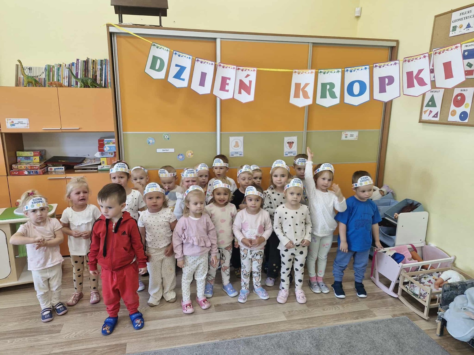 W poniedziałek, 15 września, dzieci z oddziału przedszkolnego przy SP2 wzięły udział w obchodach Międzynarodowego Dnia Kropki- wyjątkowego święta kreatywności, odwagi i wiary we własne możliwości. Zajęcia rozpoczęły się od poznania historii dziewczynki o imieniu Vashti- bohaterki książki Petera H. Reynoldsa pt. Kropka”. Dzieci z zaciekawieniem słuchały opowiadania, które pokazało im , że nawet od najmniejszej kropki może zacząć się wielka przygoda!  Tego dnia królował u nas motyw kropki- zarówno w zabawach, jak i strojach dzieci . Przedszkolaki uczestniczyły w różnorodnych aktywnościach. Na zakończenie każde dziecko otrzymało medal i porcję pochwał za swoją kreatywność. Dzień minął w radosnej i inspirującej atmosferze.