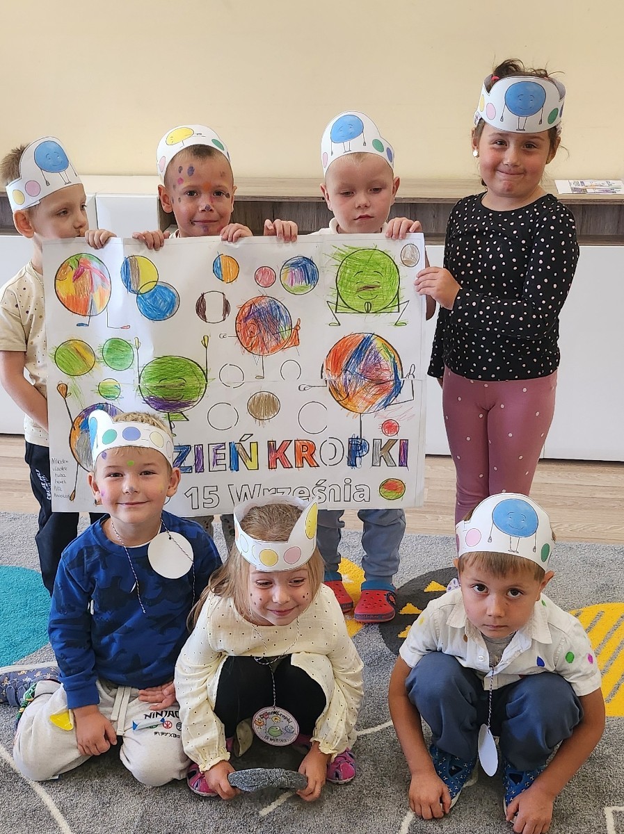W poniedziałek, 15 września, dzieci z oddziału przedszkolnego przy SP2 wzięły udział w obchodach Międzynarodowego Dnia Kropki- wyjątkowego święta kreatywności, odwagi i wiary we własne możliwości. Zajęcia rozpoczęły się od poznania historii dziewczynki o imieniu Vashti- bohaterki książki Petera H. Reynoldsa pt. Kropka”. Dzieci z zaciekawieniem słuchały opowiadania, które pokazało im , że nawet od najmniejszej kropki może zacząć się wielka przygoda!  Tego dnia królował u nas motyw kropki- zarówno w zabawach, jak i strojach dzieci . Przedszkolaki uczestniczyły w różnorodnych aktywnościach. Na zakończenie każde dziecko otrzymało medal i porcję pochwał za swoją kreatywność. Dzień minął w radosnej i inspirującej atmosferze.