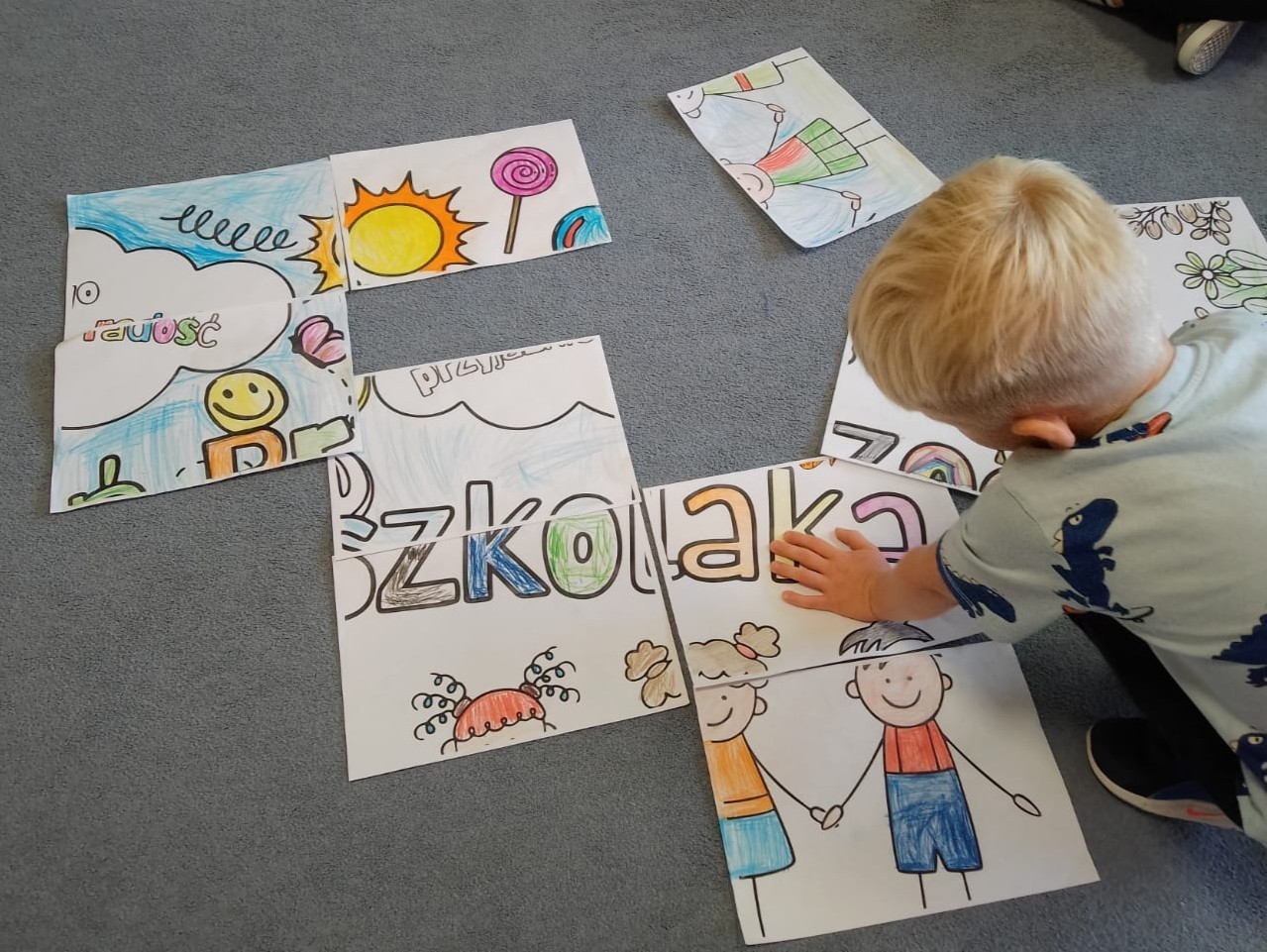 W piątek 19 września 2025 r. nasze oddziały przedszkolne  wzięło udział w obchodach Ogólnopolskiego Dnia Przedszkolaka. To wyjątkowe święto, które podkreśla, jak ważną rolę pełni edukacja przedszkolna w życiu najmłodszych i ich rodzin.
Już od rana w naszej placówce panowała radosna atmosfera. Każda grupa przedszkolna rozpoczęła dzień od zabaw integracyjnych. Dzieci wzięły udział w zawodach sportowych, konkursach plastycznych oraz tańcach przy muzyce. Na koniec na najmłodszych czekała  mała niespodzianka – drobny upominek. 
W uroczystości uczestniczyła również pani dyrektor Anetta Daszkowska, która złożyła wszystkim przedszkolakom życzenia, aby uśmiech gościł na ich twarzach każdego dnia, a nie tylko od święta.
Dzień Przedszkolaka okazał się piękną okazją do wspólnej zabawy, nauki i integracji. Był też ważnym przypomnieniem, jak wiele radości i energii wnoszą do naszego życia najmłodsi. 
Wszyscy bawili się znakomicie, a zadowolenie nie znikało z twarzy przedszkolaków. Z pewnością ten radosny dzień na długo pozostanie w ich pamięci.
