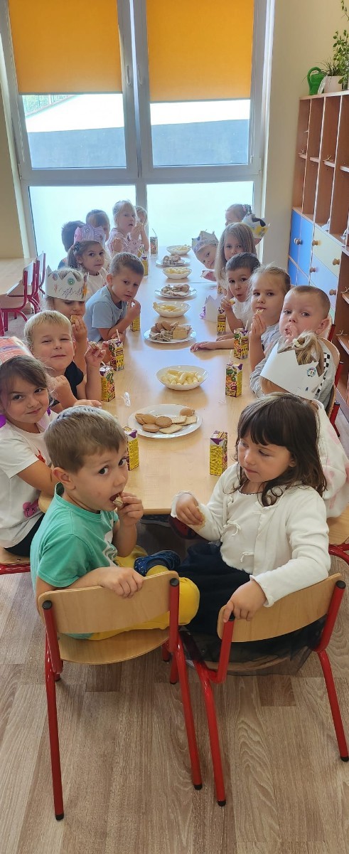 W piątek 19 września 2025 r. nasze oddziały przedszkolne  wzięło udział w obchodach Ogólnopolskiego Dnia Przedszkolaka. To wyjątkowe święto, które podkreśla, jak ważną rolę pełni edukacja przedszkolna w życiu najmłodszych i ich rodzin.
Już od rana w naszej placówce panowała radosna atmosfera. Każda grupa przedszkolna rozpoczęła dzień od zabaw integracyjnych. Dzieci wzięły udział w zawodach sportowych, konkursach plastycznych oraz tańcach przy muzyce. Na koniec na najmłodszych czekała  mała niespodzianka – drobny upominek. 
W uroczystości uczestniczyła również pani dyrektor Anetta Daszkowska, która złożyła wszystkim przedszkolakom życzenia, aby uśmiech gościł na ich twarzach każdego dnia, a nie tylko od święta.
Dzień Przedszkolaka okazał się piękną okazją do wspólnej zabawy, nauki i integracji. Był też ważnym przypomnieniem, jak wiele radości i energii wnoszą do naszego życia najmłodsi. 
Wszyscy bawili się znakomicie, a zadowolenie nie znikało z twarzy przedszkolaków. Z pewnością ten radosny dzień na długo pozostanie w ich pamięci.
