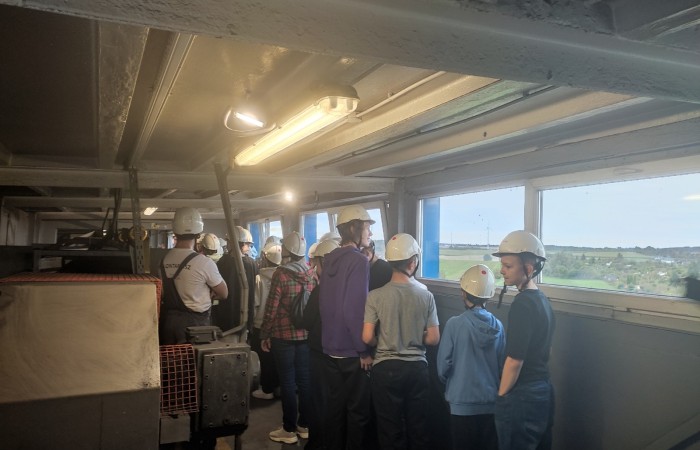 W dniu 22 września uczniowie klas siódmych Szkoły Podstawowej nr 2 wzięli udział w wyjątkowym wyjściu edukacyjnym do miejskiej ciepłowni Veolia w ramach podjętej współpracy na rzecz kształtowania postaw proekologicznych. Celem wizyty było poznanie sposobu działania systemu ciepłowniczego, procesu wytwarzania energii systemowej i jej roli, jaką odgrywa ona w codziennym życiu mieszkańców Pasłęka. 
Po przyjściu na teren zakładu uczniowie zostali przywitani przez pracowników Veoli: dyrektora regionalnego pana Rafała Orzoł, specjalistkę d.s ochrony środowiska panią Agnieszkę Margańską, kierownika ciepłowni w Pasłęku pana Michała Szkolmowskiego oraz innych pracowników. Na początku spotkania odbyło się krótkie szkolenia BHP dla uczniów, a następnie przeszliśmy w kaskach ochronnych na własne oczy zobaczyć wnętrze ciepłowni. Uczniowie poznali wszystkie etapy wytwarzania energii cieplnej. odwiedzili kotłownię, sterownię oraz punkt, w którym oczyszczane są spaliny. Duże wrażenie zrobiła na nich skala urządzeń – ogromne kotły, sieci rur i skomplikowane systemy monitoringu pracy tych urządzeń. Pracownicy zakładu chętnie odpowiadali na pytania uczniów, tłumacząc zasady pracy i funkcjonowania takich instalacji.  
W drugiej części spotkania pani Agnieszka zaprezentowała krótką prezentację o znaczeniu bioróżnorodności w naszym  środowisku. Zaznaczyła jak ważną rolę ma bioróżnorodność w codziennym życiu, gdyż jest ona fundamentem zdrowych ekosystemów, zapewniając nam czystą wodę, żywność, oraz stabilność klimatyczną i jakie zagrożenia niesie za sobą jej utrata.  
Na koniec spotkania uczniowie wykonali plakat promujący tematykę naszego wyjścia oraz wykonali budki lęgowe dla ptaków i nietoperzy, które ozdobią teren szkolny.
Wycieczka zakończyła się krótkim quizem wiedzy o energii cieplnej i ochronie środowiska. Najaktywniejsi uczestnicy otrzymali nagrody, a pozostali uczniowie drobne upominki. 
