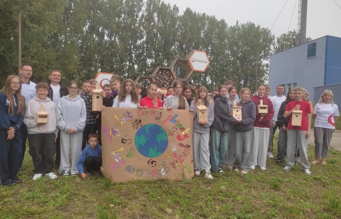 W dniu 22 września uczniowie klas siódmych Szkoły Podstawowej nr 2 wzięli udział w wyjątkowym wyjściu edukacyjnym do miejskiej ciepłowni Veolia w ramach podjętej współpracy na rzecz kształtowania postaw proekologicznych. Celem wizyty było poznanie sposobu działania systemu ciepłowniczego, procesu wytwarzania energii systemowej i jej roli, jaką odgrywa ona w codziennym życiu mieszkańców Pasłęka. 
Po przyjściu na teren zakładu uczniowie zostali przywitani przez pracowników Veoli: dyrektora regionalnego pana Rafała Orzoł, specjalistkę d.s ochrony środowiska panią Agnieszkę Margańską, kierownika ciepłowni w Pasłęku pana Michała Szkolmowskiego oraz innych pracowników. Na początku spotkania odbyło się krótkie szkolenia BHP dla uczniów, a następnie przeszliśmy w kaskach ochronnych na własne oczy zobaczyć wnętrze ciepłowni. Uczniowie poznali wszystkie etapy wytwarzania energii cieplnej. odwiedzili kotłownię, sterownię oraz punkt, w którym oczyszczane są spaliny. Duże wrażenie zrobiła na nich skala urządzeń – ogromne kotły, sieci rur i skomplikowane systemy monitoringu pracy tych urządzeń. Pracownicy zakładu chętnie odpowiadali na pytania uczniów, tłumacząc zasady pracy i funkcjonowania takich instalacji.  
W drugiej części spotkania pani Agnieszka zaprezentowała krótką prezentację o znaczeniu bioróżnorodności w naszym  środowisku. Zaznaczyła jak ważną rolę ma bioróżnorodność w codziennym życiu, gdyż jest ona fundamentem zdrowych ekosystemów, zapewniając nam czystą wodę, żywność, oraz stabilność klimatyczną i jakie zagrożenia niesie za sobą jej utrata.  
Na koniec spotkania uczniowie wykonali plakat promujący tematykę naszego wyjścia oraz wykonali budki lęgowe dla ptaków i nietoperzy, które ozdobią teren szkolny.
Wycieczka zakończyła się krótkim quizem wiedzy o energii cieplnej i ochronie środowiska. Najaktywniejsi uczestnicy otrzymali nagrody, a pozostali uczniowie drobne upominki. 
