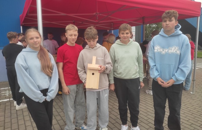 W dniu 22 września uczniowie klas siódmych Szkoły Podstawowej nr 2 wzięli udział w wyjątkowym wyjściu edukacyjnym do miejskiej ciepłowni Veolia w ramach podjętej współpracy na rzecz kształtowania postaw proekologicznych. Celem wizyty było poznanie sposobu działania systemu ciepłowniczego, procesu wytwarzania energii systemowej i jej roli, jaką odgrywa ona w codziennym życiu mieszkańców Pasłęka. 
Po przyjściu na teren zakładu uczniowie zostali przywitani przez pracowników Veoli: dyrektora regionalnego pana Rafała Orzoł, specjalistkę d.s ochrony środowiska panią Agnieszkę Margańską, kierownika ciepłowni w Pasłęku pana Michała Szkolmowskiego oraz innych pracowników. Na początku spotkania odbyło się krótkie szkolenia BHP dla uczniów, a następnie przeszliśmy w kaskach ochronnych na własne oczy zobaczyć wnętrze ciepłowni. Uczniowie poznali wszystkie etapy wytwarzania energii cieplnej. odwiedzili kotłownię, sterownię oraz punkt, w którym oczyszczane są spaliny. Duże wrażenie zrobiła na nich skala urządzeń – ogromne kotły, sieci rur i skomplikowane systemy monitoringu pracy tych urządzeń. Pracownicy zakładu chętnie odpowiadali na pytania uczniów, tłumacząc zasady pracy i funkcjonowania takich instalacji.  
W drugiej części spotkania pani Agnieszka zaprezentowała krótką prezentację o znaczeniu bioróżnorodności w naszym  środowisku. Zaznaczyła jak ważną rolę ma bioróżnorodność w codziennym życiu, gdyż jest ona fundamentem zdrowych ekosystemów, zapewniając nam czystą wodę, żywność, oraz stabilność klimatyczną i jakie zagrożenia niesie za sobą jej utrata.  
Na koniec spotkania uczniowie wykonali plakat promujący tematykę naszego wyjścia oraz wykonali budki lęgowe dla ptaków i nietoperzy, które ozdobią teren szkolny.
Wycieczka zakończyła się krótkim quizem wiedzy o energii cieplnej i ochronie środowiska. Najaktywniejsi uczestnicy otrzymali nagrody, a pozostali uczniowie drobne upominki. 
