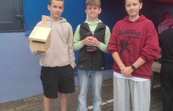 W dniu 22 września uczniowie klas siódmych Szkoły Podstawowej nr 2 wzięli udział w wyjątkowym wyjściu edukacyjnym do miejskiej ciepłowni Veolia w ramach podjętej współpracy na rzecz kształtowania postaw proekologicznych. Celem wizyty było poznanie sposobu działania systemu ciepłowniczego, procesu wytwarzania energii systemowej i jej roli, jaką odgrywa ona w codziennym życiu mieszkańców Pasłęka. 
Po przyjściu na teren zakładu uczniowie zostali przywitani przez pracowników Veoli: dyrektora regionalnego pana Rafała Orzoł, specjalistkę d.s ochrony środowiska panią Agnieszkę Margańską, kierownika ciepłowni w Pasłęku pana Michała Szkolmowskiego oraz innych pracowników. Na początku spotkania odbyło się krótkie szkolenia BHP dla uczniów, a następnie przeszliśmy w kaskach ochronnych na własne oczy zobaczyć wnętrze ciepłowni. Uczniowie poznali wszystkie etapy wytwarzania energii cieplnej. odwiedzili kotłownię, sterownię oraz punkt, w którym oczyszczane są spaliny. Duże wrażenie zrobiła na nich skala urządzeń – ogromne kotły, sieci rur i skomplikowane systemy monitoringu pracy tych urządzeń. Pracownicy zakładu chętnie odpowiadali na pytania uczniów, tłumacząc zasady pracy i funkcjonowania takich instalacji.  
W drugiej części spotkania pani Agnieszka zaprezentowała krótką prezentację o znaczeniu bioróżnorodności w naszym  środowisku. Zaznaczyła jak ważną rolę ma bioróżnorodność w codziennym życiu, gdyż jest ona fundamentem zdrowych ekosystemów, zapewniając nam czystą wodę, żywność, oraz stabilność klimatyczną i jakie zagrożenia niesie za sobą jej utrata.  
Na koniec spotkania uczniowie wykonali plakat promujący tematykę naszego wyjścia oraz wykonali budki lęgowe dla ptaków i nietoperzy, które ozdobią teren szkolny.
Wycieczka zakończyła się krótkim quizem wiedzy o energii cieplnej i ochronie środowiska. Najaktywniejsi uczestnicy otrzymali nagrody, a pozostali uczniowie drobne upominki. 
