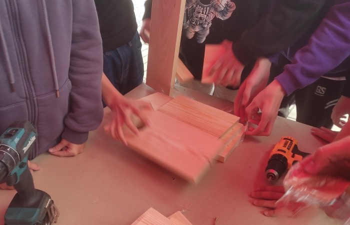 W dniu 22 września uczniowie klas siódmych Szkoły Podstawowej nr 2 wzięli udział w wyjątkowym wyjściu edukacyjnym do miejskiej ciepłowni Veolia w ramach podjętej współpracy na rzecz kształtowania postaw proekologicznych. Celem wizyty było poznanie sposobu działania systemu ciepłowniczego, procesu wytwarzania energii systemowej i jej roli, jaką odgrywa ona w codziennym życiu mieszkańców Pasłęka. 
Po przyjściu na teren zakładu uczniowie zostali przywitani przez pracowników Veoli: dyrektora regionalnego pana Rafała Orzoł, specjalistkę d.s ochrony środowiska panią Agnieszkę Margańską, kierownika ciepłowni w Pasłęku pana Michała Szkolmowskiego oraz innych pracowników. Na początku spotkania odbyło się krótkie szkolenia BHP dla uczniów, a następnie przeszliśmy w kaskach ochronnych na własne oczy zobaczyć wnętrze ciepłowni. Uczniowie poznali wszystkie etapy wytwarzania energii cieplnej. odwiedzili kotłownię, sterownię oraz punkt, w którym oczyszczane są spaliny. Duże wrażenie zrobiła na nich skala urządzeń – ogromne kotły, sieci rur i skomplikowane systemy monitoringu pracy tych urządzeń. Pracownicy zakładu chętnie odpowiadali na pytania uczniów, tłumacząc zasady pracy i funkcjonowania takich instalacji.  
W drugiej części spotkania pani Agnieszka zaprezentowała krótką prezentację o znaczeniu bioróżnorodności w naszym  środowisku. Zaznaczyła jak ważną rolę ma bioróżnorodność w codziennym życiu, gdyż jest ona fundamentem zdrowych ekosystemów, zapewniając nam czystą wodę, żywność, oraz stabilność klimatyczną i jakie zagrożenia niesie za sobą jej utrata.  
Na koniec spotkania uczniowie wykonali plakat promujący tematykę naszego wyjścia oraz wykonali budki lęgowe dla ptaków i nietoperzy, które ozdobią teren szkolny.
Wycieczka zakończyła się krótkim quizem wiedzy o energii cieplnej i ochronie środowiska. Najaktywniejsi uczestnicy otrzymali nagrody, a pozostali uczniowie drobne upominki. 
