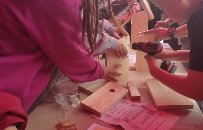 W dniu 22 września uczniowie klas siódmych Szkoły Podstawowej nr 2 wzięli udział w wyjątkowym wyjściu edukacyjnym do miejskiej ciepłowni Veolia w ramach podjętej współpracy na rzecz kształtowania postaw proekologicznych. Celem wizyty było poznanie sposobu działania systemu ciepłowniczego, procesu wytwarzania energii systemowej i jej roli, jaką odgrywa ona w codziennym życiu mieszkańców Pasłęka. 
Po przyjściu na teren zakładu uczniowie zostali przywitani przez pracowników Veoli: dyrektora regionalnego pana Rafała Orzoł, specjalistkę d.s ochrony środowiska panią Agnieszkę Margańską, kierownika ciepłowni w Pasłęku pana Michała Szkolmowskiego oraz innych pracowników. Na początku spotkania odbyło się krótkie szkolenia BHP dla uczniów, a następnie przeszliśmy w kaskach ochronnych na własne oczy zobaczyć wnętrze ciepłowni. Uczniowie poznali wszystkie etapy wytwarzania energii cieplnej. odwiedzili kotłownię, sterownię oraz punkt, w którym oczyszczane są spaliny. Duże wrażenie zrobiła na nich skala urządzeń – ogromne kotły, sieci rur i skomplikowane systemy monitoringu pracy tych urządzeń. Pracownicy zakładu chętnie odpowiadali na pytania uczniów, tłumacząc zasady pracy i funkcjonowania takich instalacji.  
W drugiej części spotkania pani Agnieszka zaprezentowała krótką prezentację o znaczeniu bioróżnorodności w naszym  środowisku. Zaznaczyła jak ważną rolę ma bioróżnorodność w codziennym życiu, gdyż jest ona fundamentem zdrowych ekosystemów, zapewniając nam czystą wodę, żywność, oraz stabilność klimatyczną i jakie zagrożenia niesie za sobą jej utrata.  
Na koniec spotkania uczniowie wykonali plakat promujący tematykę naszego wyjścia oraz wykonali budki lęgowe dla ptaków i nietoperzy, które ozdobią teren szkolny.
Wycieczka zakończyła się krótkim quizem wiedzy o energii cieplnej i ochronie środowiska. Najaktywniejsi uczestnicy otrzymali nagrody, a pozostali uczniowie drobne upominki. 
