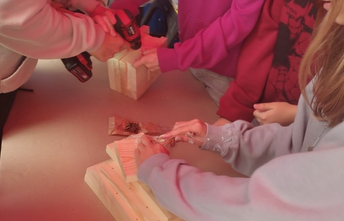 W dniu 22 września uczniowie klas siódmych Szkoły Podstawowej nr 2 wzięli udział w wyjątkowym wyjściu edukacyjnym do miejskiej ciepłowni Veolia w ramach podjętej współpracy na rzecz kształtowania postaw proekologicznych. Celem wizyty było poznanie sposobu działania systemu ciepłowniczego, procesu wytwarzania energii systemowej i jej roli, jaką odgrywa ona w codziennym życiu mieszkańców Pasłęka. 
Po przyjściu na teren zakładu uczniowie zostali przywitani przez pracowników Veoli: dyrektora regionalnego pana Rafała Orzoł, specjalistkę d.s ochrony środowiska panią Agnieszkę Margańską, kierownika ciepłowni w Pasłęku pana Michała Szkolmowskiego oraz innych pracowników. Na początku spotkania odbyło się krótkie szkolenia BHP dla uczniów, a następnie przeszliśmy w kaskach ochronnych na własne oczy zobaczyć wnętrze ciepłowni. Uczniowie poznali wszystkie etapy wytwarzania energii cieplnej. odwiedzili kotłownię, sterownię oraz punkt, w którym oczyszczane są spaliny. Duże wrażenie zrobiła na nich skala urządzeń – ogromne kotły, sieci rur i skomplikowane systemy monitoringu pracy tych urządzeń. Pracownicy zakładu chętnie odpowiadali na pytania uczniów, tłumacząc zasady pracy i funkcjonowania takich instalacji.  
W drugiej części spotkania pani Agnieszka zaprezentowała krótką prezentację o znaczeniu bioróżnorodności w naszym  środowisku. Zaznaczyła jak ważną rolę ma bioróżnorodność w codziennym życiu, gdyż jest ona fundamentem zdrowych ekosystemów, zapewniając nam czystą wodę, żywność, oraz stabilność klimatyczną i jakie zagrożenia niesie za sobą jej utrata.  
Na koniec spotkania uczniowie wykonali plakat promujący tematykę naszego wyjścia oraz wykonali budki lęgowe dla ptaków i nietoperzy, które ozdobią teren szkolny.
Wycieczka zakończyła się krótkim quizem wiedzy o energii cieplnej i ochronie środowiska. Najaktywniejsi uczestnicy otrzymali nagrody, a pozostali uczniowie drobne upominki. 
