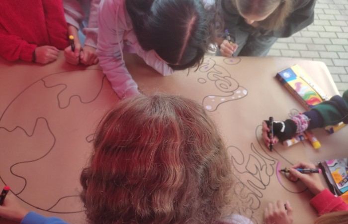 W dniu 22 września uczniowie klas siódmych Szkoły Podstawowej nr 2 wzięli udział w wyjątkowym wyjściu edukacyjnym do miejskiej ciepłowni Veolia w ramach podjętej współpracy na rzecz kształtowania postaw proekologicznych. Celem wizyty było poznanie sposobu działania systemu ciepłowniczego, procesu wytwarzania energii systemowej i jej roli, jaką odgrywa ona w codziennym życiu mieszkańców Pasłęka. 
Po przyjściu na teren zakładu uczniowie zostali przywitani przez pracowników Veoli: dyrektora regionalnego pana Rafała Orzoł, specjalistkę d.s ochrony środowiska panią Agnieszkę Margańską, kierownika ciepłowni w Pasłęku pana Michała Szkolmowskiego oraz innych pracowników. Na początku spotkania odbyło się krótkie szkolenia BHP dla uczniów, a następnie przeszliśmy w kaskach ochronnych na własne oczy zobaczyć wnętrze ciepłowni. Uczniowie poznali wszystkie etapy wytwarzania energii cieplnej. odwiedzili kotłownię, sterownię oraz punkt, w którym oczyszczane są spaliny. Duże wrażenie zrobiła na nich skala urządzeń – ogromne kotły, sieci rur i skomplikowane systemy monitoringu pracy tych urządzeń. Pracownicy zakładu chętnie odpowiadali na pytania uczniów, tłumacząc zasady pracy i funkcjonowania takich instalacji.  
W drugiej części spotkania pani Agnieszka zaprezentowała krótką prezentację o znaczeniu bioróżnorodności w naszym  środowisku. Zaznaczyła jak ważną rolę ma bioróżnorodność w codziennym życiu, gdyż jest ona fundamentem zdrowych ekosystemów, zapewniając nam czystą wodę, żywność, oraz stabilność klimatyczną i jakie zagrożenia niesie za sobą jej utrata.  
Na koniec spotkania uczniowie wykonali plakat promujący tematykę naszego wyjścia oraz wykonali budki lęgowe dla ptaków i nietoperzy, które ozdobią teren szkolny.
Wycieczka zakończyła się krótkim quizem wiedzy o energii cieplnej i ochronie środowiska. Najaktywniejsi uczestnicy otrzymali nagrody, a pozostali uczniowie drobne upominki. 
