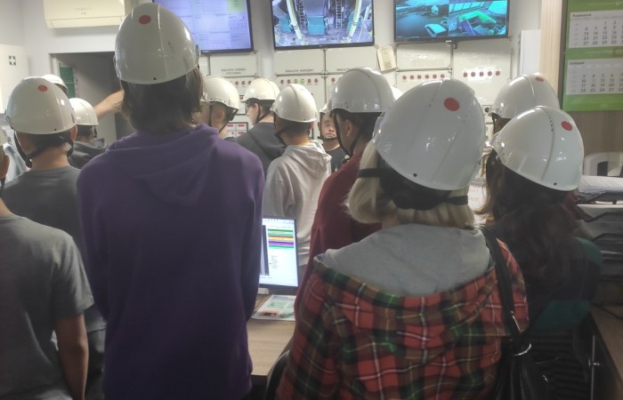 W dniu 22 września uczniowie klas siódmych Szkoły Podstawowej nr 2 wzięli udział w wyjątkowym wyjściu edukacyjnym do miejskiej ciepłowni Veolia w ramach podjętej współpracy na rzecz kształtowania postaw proekologicznych. Celem wizyty było poznanie sposobu działania systemu ciepłowniczego, procesu wytwarzania energii systemowej i jej roli, jaką odgrywa ona w codziennym życiu mieszkańców Pasłęka. 
Po przyjściu na teren zakładu uczniowie zostali przywitani przez pracowników Veoli: dyrektora regionalnego pana Rafała Orzoł, specjalistkę d.s ochrony środowiska panią Agnieszkę Margańską, kierownika ciepłowni w Pasłęku pana Michała Szkolmowskiego oraz innych pracowników. Na początku spotkania odbyło się krótkie szkolenia BHP dla uczniów, a następnie przeszliśmy w kaskach ochronnych na własne oczy zobaczyć wnętrze ciepłowni. Uczniowie poznali wszystkie etapy wytwarzania energii cieplnej. odwiedzili kotłownię, sterownię oraz punkt, w którym oczyszczane są spaliny. Duże wrażenie zrobiła na nich skala urządzeń – ogromne kotły, sieci rur i skomplikowane systemy monitoringu pracy tych urządzeń. Pracownicy zakładu chętnie odpowiadali na pytania uczniów, tłumacząc zasady pracy i funkcjonowania takich instalacji.  
W drugiej części spotkania pani Agnieszka zaprezentowała krótką prezentację o znaczeniu bioróżnorodności w naszym  środowisku. Zaznaczyła jak ważną rolę ma bioróżnorodność w codziennym życiu, gdyż jest ona fundamentem zdrowych ekosystemów, zapewniając nam czystą wodę, żywność, oraz stabilność klimatyczną i jakie zagrożenia niesie za sobą jej utrata.  
Na koniec spotkania uczniowie wykonali plakat promujący tematykę naszego wyjścia oraz wykonali budki lęgowe dla ptaków i nietoperzy, które ozdobią teren szkolny.
Wycieczka zakończyła się krótkim quizem wiedzy o energii cieplnej i ochronie środowiska. Najaktywniejsi uczestnicy otrzymali nagrody, a pozostali uczniowie drobne upominki. 
