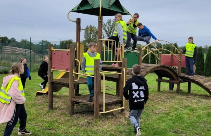 W poniedziałkowy poranek uczniowie klasy 4a i 6b pod opieką wychowawców i rodziców wyruszyli na rajd rowerowy do malowniczej Marianki. Nie była to jednak zwykła wycieczka, ponieważ wyjazd został zorganizowany w ramach Europejskiego Dnia bez Samochodu. Zamiast spalin, klaksonów i korków dzieci wybrały świeże powietrze, sport i dobrą zabawę. Tego dnia mijający rowerzystów  kierowcy życzliwie  machali uczniom i pozdrawiali ich włączonymi klaksonami. Natomiast o bezpieczeństwo podczas drogi zadbała policja. Przez chwilę uczestnicy mogli poczuć się niczym eskortowana rządowa kolumna.
Na miejscu czekała na wszystkich nagroda. Najpierw ognisko z kiełbaskami, a następnie rekreacyjne zmagania na placu zabaw. Huśtawki, zjeżdżalnie, gonitwy dostarczały emocji niemal takich jak jazda na rowerze.
Wyprawa do Marianki udowodniła wszystkim, że rower, kiełbaska i dobra drużyna to przepis na idealny Dzień bez Samochodu.
Brawo dla wszystkich młodych rowerzystów!  
Młodsi dali przykład dorosłym: ,,Nie musisz mieć samochodu, żeby dotrzeć do celu. Wystarczy rower, trochę siły w nogach i ekipa przyjaciół”.