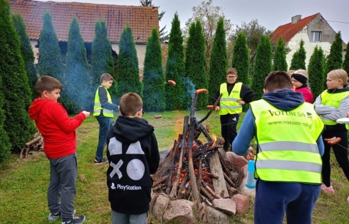 W poniedziałkowy poranek uczniowie klasy 4a i 6b pod opieką wychowawców i rodziców wyruszyli na rajd rowerowy do malowniczej Marianki. Nie była to jednak zwykła wycieczka, ponieważ wyjazd został zorganizowany w ramach Europejskiego Dnia bez Samochodu. Zamiast spalin, klaksonów i korków dzieci wybrały świeże powietrze, sport i dobrą zabawę. Tego dnia mijający rowerzystów  kierowcy życzliwie  machali uczniom i pozdrawiali ich włączonymi klaksonami. Natomiast o bezpieczeństwo podczas drogi zadbała policja. Przez chwilę uczestnicy mogli poczuć się niczym eskortowana rządowa kolumna.
Na miejscu czekała na wszystkich nagroda. Najpierw ognisko z kiełbaskami, a następnie rekreacyjne zmagania na placu zabaw. Huśtawki, zjeżdżalnie, gonitwy dostarczały emocji niemal takich jak jazda na rowerze.
Wyprawa do Marianki udowodniła wszystkim, że rower, kiełbaska i dobra drużyna to przepis na idealny Dzień bez Samochodu.
Brawo dla wszystkich młodych rowerzystów!  
Młodsi dali przykład dorosłym: ,,Nie musisz mieć samochodu, żeby dotrzeć do celu. Wystarczy rower, trochę siły w nogach i ekipa przyjaciół”.