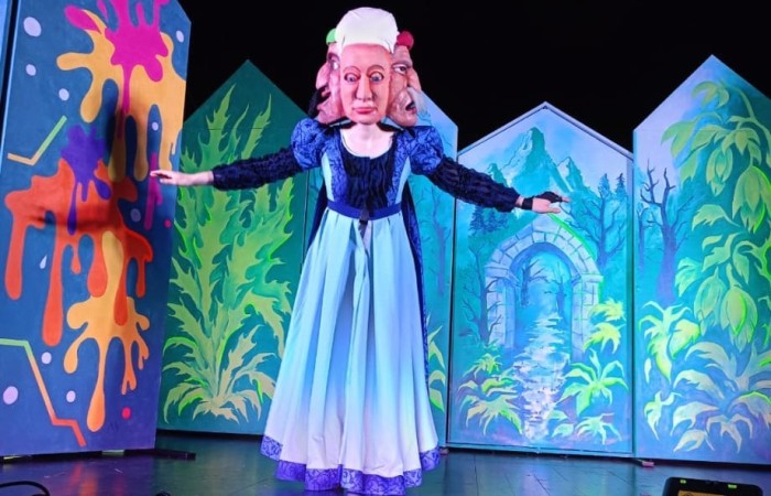 25 września uczniowie klas IV i V wybrali się do sali kinowo- widowiskowej Pasłęckiego Ośrodka Kultury, aby obejrzeć spektakl profilaktyczny ,,W pustyni i w Sieci” w wykonaniu Poznańskiego Teatru Aktora.

Przedstawienie w ciekawy i pełen humoru sposób poruszało temat bezpiecznego korzystania z Internetu. Spektakl był okazją nie tylko do zabawy, ale również do głębszych refleksji nad tym, jak ważne jest rozsądne korzystanie z nowych technologii i zachowanie bezpieczeństwa w sieci.

Było ciekawie, zabawnie i pouczająco. Uczniowie na długo zapamiętają tę wartościową lekcję, która odbyła się poza szkolna ławką.                                                                                                                            