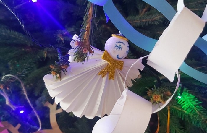 W oczekiwaniu na zbliżające się święta, w naszej szkole już od pewnego czasu gości magia Świąt Bożego Narodzenia.
Św. Mikołaj wysłuchał prośby dzieci, przynosząc wspaniałą choinkę. Uczniowie pięknie ją przystroili samodzielnie wykonanymi ozdobami. 
Na holu pojawiły się też makiety choinek, które każda z klas musiała udekorować w ramach konkursu. Dzieci wykazały się niesamowitą pomysłowością i zaangażowaniem, tworząc swoje świąteczne drzewko.
Komisja miała ogromny problem aby wybrać tą najładniejszą, gdyż wszystkie zasługiwały na pierwsze miejsce.
Panie: I. Matukiewicz, B. Ziębicka i M. Szymańska jako „zwycięzcę” ostatecznie wskazały choinkę klasy II B.
Klasy IB i III B zajęły II miejsce, a klasy IA, II A i III A zajęły miejsce III.
Wszyscy uczniowie otrzymali słodycze i zestawy papierów kolorowych.
Tak pięknie wykonane dekoracje i zapach choinki wprowadziły wszystkich w atmosferę zbliżających się Świąt Bożego Narodzenia.