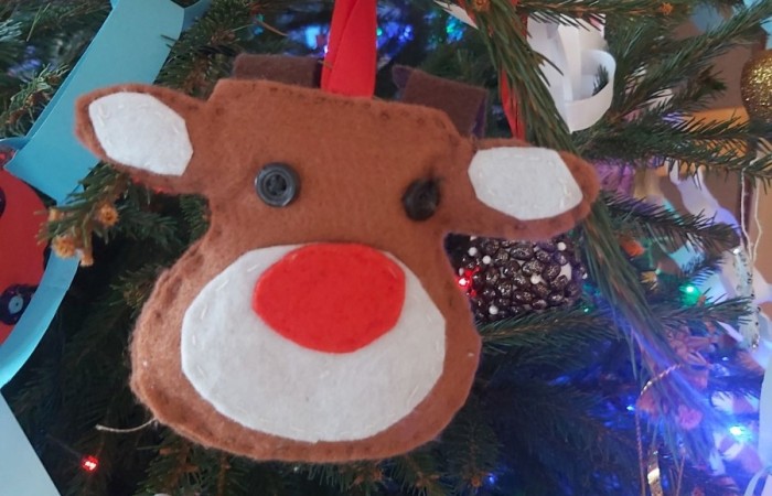 W oczekiwaniu na zbliżające się święta, w naszej szkole już od pewnego czasu gości magia Świąt Bożego Narodzenia.
Św. Mikołaj wysłuchał prośby dzieci, przynosząc wspaniałą choinkę. Uczniowie pięknie ją przystroili samodzielnie wykonanymi ozdobami. 
Na holu pojawiły się też makiety choinek, które każda z klas musiała udekorować w ramach konkursu. Dzieci wykazały się niesamowitą pomysłowością i zaangażowaniem, tworząc swoje świąteczne drzewko.
Komisja miała ogromny problem aby wybrać tą najładniejszą, gdyż wszystkie zasługiwały na pierwsze miejsce.
Panie: I. Matukiewicz, B. Ziębicka i M. Szymańska jako „zwycięzcę” ostatecznie wskazały choinkę klasy II B.
Klasy IB i III B zajęły II miejsce, a klasy IA, II A i III A zajęły miejsce III.
Wszyscy uczniowie otrzymali słodycze i zestawy papierów kolorowych.
Tak pięknie wykonane dekoracje i zapach choinki wprowadziły wszystkich w atmosferę zbliżających się Świąt Bożego Narodzenia.