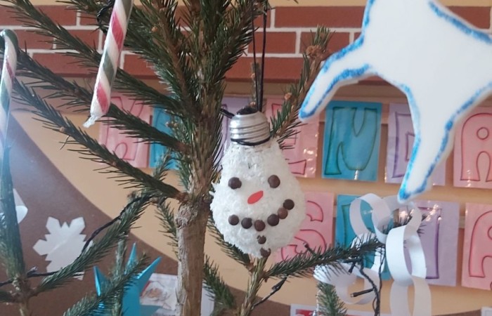W oczekiwaniu na zbliżające się święta, w naszej szkole już od pewnego czasu gości magia Świąt Bożego Narodzenia.
Św. Mikołaj wysłuchał prośby dzieci, przynosząc wspaniałą choinkę. Uczniowie pięknie ją przystroili samodzielnie wykonanymi ozdobami. 
Na holu pojawiły się też makiety choinek, które każda z klas musiała udekorować w ramach konkursu. Dzieci wykazały się niesamowitą pomysłowością i zaangażowaniem, tworząc swoje świąteczne drzewko.
Komisja miała ogromny problem aby wybrać tą najładniejszą, gdyż wszystkie zasługiwały na pierwsze miejsce.
Panie: I. Matukiewicz, B. Ziębicka i M. Szymańska jako „zwycięzcę” ostatecznie wskazały choinkę klasy II B.
Klasy IB i III B zajęły II miejsce, a klasy IA, II A i III A zajęły miejsce III.
Wszyscy uczniowie otrzymali słodycze i zestawy papierów kolorowych.
Tak pięknie wykonane dekoracje i zapach choinki wprowadziły wszystkich w atmosferę zbliżających się Świąt Bożego Narodzenia.