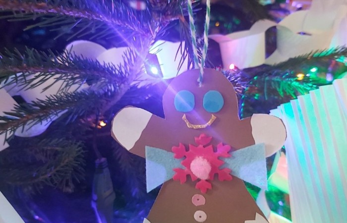 W oczekiwaniu na zbliżające się święta, w naszej szkole już od pewnego czasu gości magia Świąt Bożego Narodzenia.
Św. Mikołaj wysłuchał prośby dzieci, przynosząc wspaniałą choinkę. Uczniowie pięknie ją przystroili samodzielnie wykonanymi ozdobami. 
Na holu pojawiły się też makiety choinek, które każda z klas musiała udekorować w ramach konkursu. Dzieci wykazały się niesamowitą pomysłowością i zaangażowaniem, tworząc swoje świąteczne drzewko.
Komisja miała ogromny problem aby wybrać tą najładniejszą, gdyż wszystkie zasługiwały na pierwsze miejsce.
Panie: I. Matukiewicz, B. Ziębicka i M. Szymańska jako „zwycięzcę” ostatecznie wskazały choinkę klasy II B.
Klasy IB i III B zajęły II miejsce, a klasy IA, II A i III A zajęły miejsce III.
Wszyscy uczniowie otrzymali słodycze i zestawy papierów kolorowych.
Tak pięknie wykonane dekoracje i zapach choinki wprowadziły wszystkich w atmosferę zbliżających się Świąt Bożego Narodzenia.