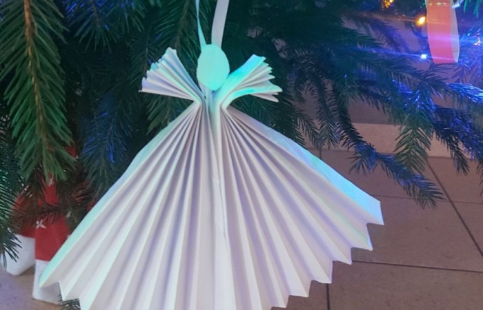 W oczekiwaniu na zbliżające się święta, w naszej szkole już od pewnego czasu gości magia Świąt Bożego Narodzenia.
Św. Mikołaj wysłuchał prośby dzieci, przynosząc wspaniałą choinkę. Uczniowie pięknie ją przystroili samodzielnie wykonanymi ozdobami. 
Na holu pojawiły się też makiety choinek, które każda z klas musiała udekorować w ramach konkursu. Dzieci wykazały się niesamowitą pomysłowością i zaangażowaniem, tworząc swoje świąteczne drzewko.
Komisja miała ogromny problem aby wybrać tą najładniejszą, gdyż wszystkie zasługiwały na pierwsze miejsce.
Panie: I. Matukiewicz, B. Ziębicka i M. Szymańska jako „zwycięzcę” ostatecznie wskazały choinkę klasy II B.
Klasy IB i III B zajęły II miejsce, a klasy IA, II A i III A zajęły miejsce III.
Wszyscy uczniowie otrzymali słodycze i zestawy papierów kolorowych.
Tak pięknie wykonane dekoracje i zapach choinki wprowadziły wszystkich w atmosferę zbliżających się Świąt Bożego Narodzenia.