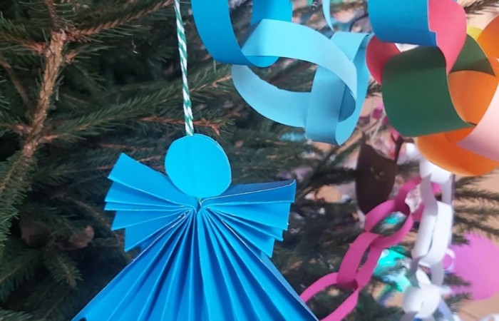 W oczekiwaniu na zbliżające się święta, w naszej szkole już od pewnego czasu gości magia Świąt Bożego Narodzenia.
Św. Mikołaj wysłuchał prośby dzieci, przynosząc wspaniałą choinkę. Uczniowie pięknie ją przystroili samodzielnie wykonanymi ozdobami. 
Na holu pojawiły się też makiety choinek, które każda z klas musiała udekorować w ramach konkursu. Dzieci wykazały się niesamowitą pomysłowością i zaangażowaniem, tworząc swoje świąteczne drzewko.
Komisja miała ogromny problem aby wybrać tą najładniejszą, gdyż wszystkie zasługiwały na pierwsze miejsce.
Panie: I. Matukiewicz, B. Ziębicka i M. Szymańska jako „zwycięzcę” ostatecznie wskazały choinkę klasy II B.
Klasy IB i III B zajęły II miejsce, a klasy IA, II A i III A zajęły miejsce III.
Wszyscy uczniowie otrzymali słodycze i zestawy papierów kolorowych.
Tak pięknie wykonane dekoracje i zapach choinki wprowadziły wszystkich w atmosferę zbliżających się Świąt Bożego Narodzenia.