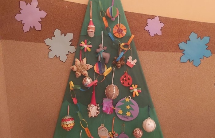 W oczekiwaniu na zbliżające się święta, w naszej szkole już od pewnego czasu gości magia Świąt Bożego Narodzenia.
Św. Mikołaj wysłuchał prośby dzieci, przynosząc wspaniałą choinkę. Uczniowie pięknie ją przystroili samodzielnie wykonanymi ozdobami. 
Na holu pojawiły się też makiety choinek, które każda z klas musiała udekorować w ramach konkursu. Dzieci wykazały się niesamowitą pomysłowością i zaangażowaniem, tworząc swoje świąteczne drzewko.
Komisja miała ogromny problem aby wybrać tą najładniejszą, gdyż wszystkie zasługiwały na pierwsze miejsce.
Panie: I. Matukiewicz, B. Ziębicka i M. Szymańska jako „zwycięzcę” ostatecznie wskazały choinkę klasy II B.
Klasy IB i III B zajęły II miejsce, a klasy IA, II A i III A zajęły miejsce III.
Wszyscy uczniowie otrzymali słodycze i zestawy papierów kolorowych.
Tak pięknie wykonane dekoracje i zapach choinki wprowadziły wszystkich w atmosferę zbliżających się Świąt Bożego Narodzenia.