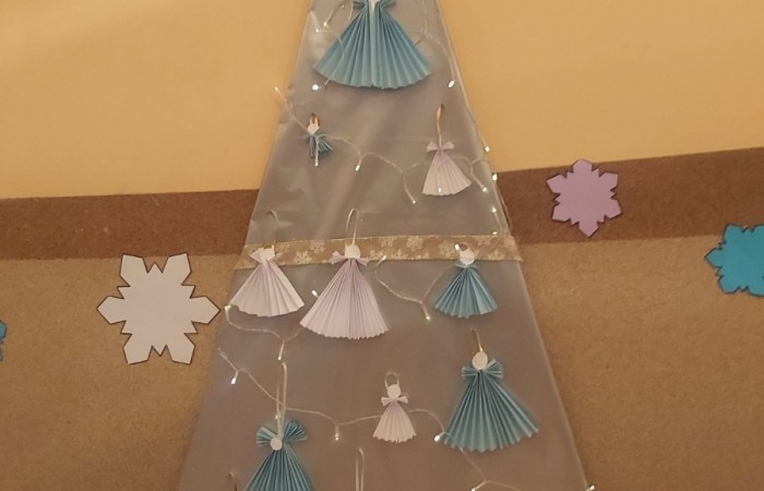 W oczekiwaniu na zbliżające się święta, w naszej szkole już od pewnego czasu gości magia Świąt Bożego Narodzenia.
Św. Mikołaj wysłuchał prośby dzieci, przynosząc wspaniałą choinkę. Uczniowie pięknie ją przystroili samodzielnie wykonanymi ozdobami. 
Na holu pojawiły się też makiety choinek, które każda z klas musiała udekorować w ramach konkursu. Dzieci wykazały się niesamowitą pomysłowością i zaangażowaniem, tworząc swoje świąteczne drzewko.
Komisja miała ogromny problem aby wybrać tą najładniejszą, gdyż wszystkie zasługiwały na pierwsze miejsce.
Panie: I. Matukiewicz, B. Ziębicka i M. Szymańska jako „zwycięzcę” ostatecznie wskazały choinkę klasy II B.
Klasy IB i III B zajęły II miejsce, a klasy IA, II A i III A zajęły miejsce III.
Wszyscy uczniowie otrzymali słodycze i zestawy papierów kolorowych.
Tak pięknie wykonane dekoracje i zapach choinki wprowadziły wszystkich w atmosferę zbliżających się Świąt Bożego Narodzenia.