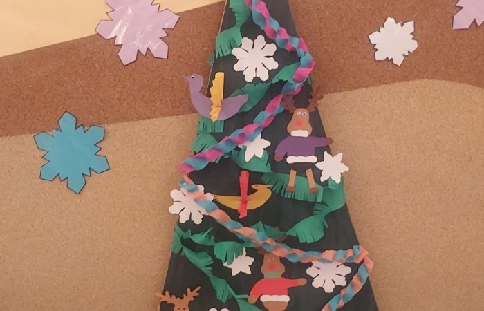 W oczekiwaniu na zbliżające się święta, w naszej szkole już od pewnego czasu gości magia Świąt Bożego Narodzenia.
Św. Mikołaj wysłuchał prośby dzieci, przynosząc wspaniałą choinkę. Uczniowie pięknie ją przystroili samodzielnie wykonanymi ozdobami. 
Na holu pojawiły się też makiety choinek, które każda z klas musiała udekorować w ramach konkursu. Dzieci wykazały się niesamowitą pomysłowością i zaangażowaniem, tworząc swoje świąteczne drzewko.
Komisja miała ogromny problem aby wybrać tą najładniejszą, gdyż wszystkie zasługiwały na pierwsze miejsce.
Panie: I. Matukiewicz, B. Ziębicka i M. Szymańska jako „zwycięzcę” ostatecznie wskazały choinkę klasy II B.
Klasy IB i III B zajęły II miejsce, a klasy IA, II A i III A zajęły miejsce III.
Wszyscy uczniowie otrzymali słodycze i zestawy papierów kolorowych.
Tak pięknie wykonane dekoracje i zapach choinki wprowadziły wszystkich w atmosferę zbliżających się Świąt Bożego Narodzenia.